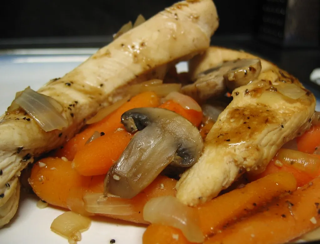 Plato con comida equilibrada dividida en porciones de proteína, carbohidratos y grasas