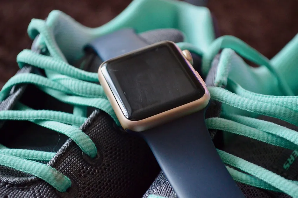 Reloj inteligente sobre una zapatilla deportiva