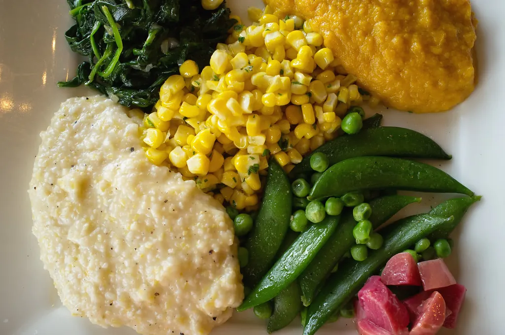 Plato de comida equilibrada con verduras y proteína